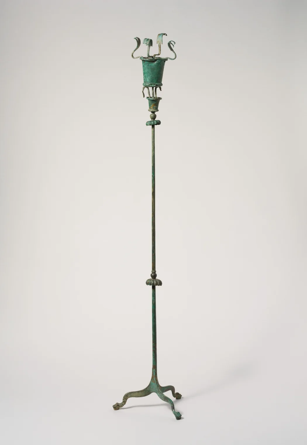 Candelabro etrusco de bronce con alto fuste y base trípode, hacia 550 antes de Cristo