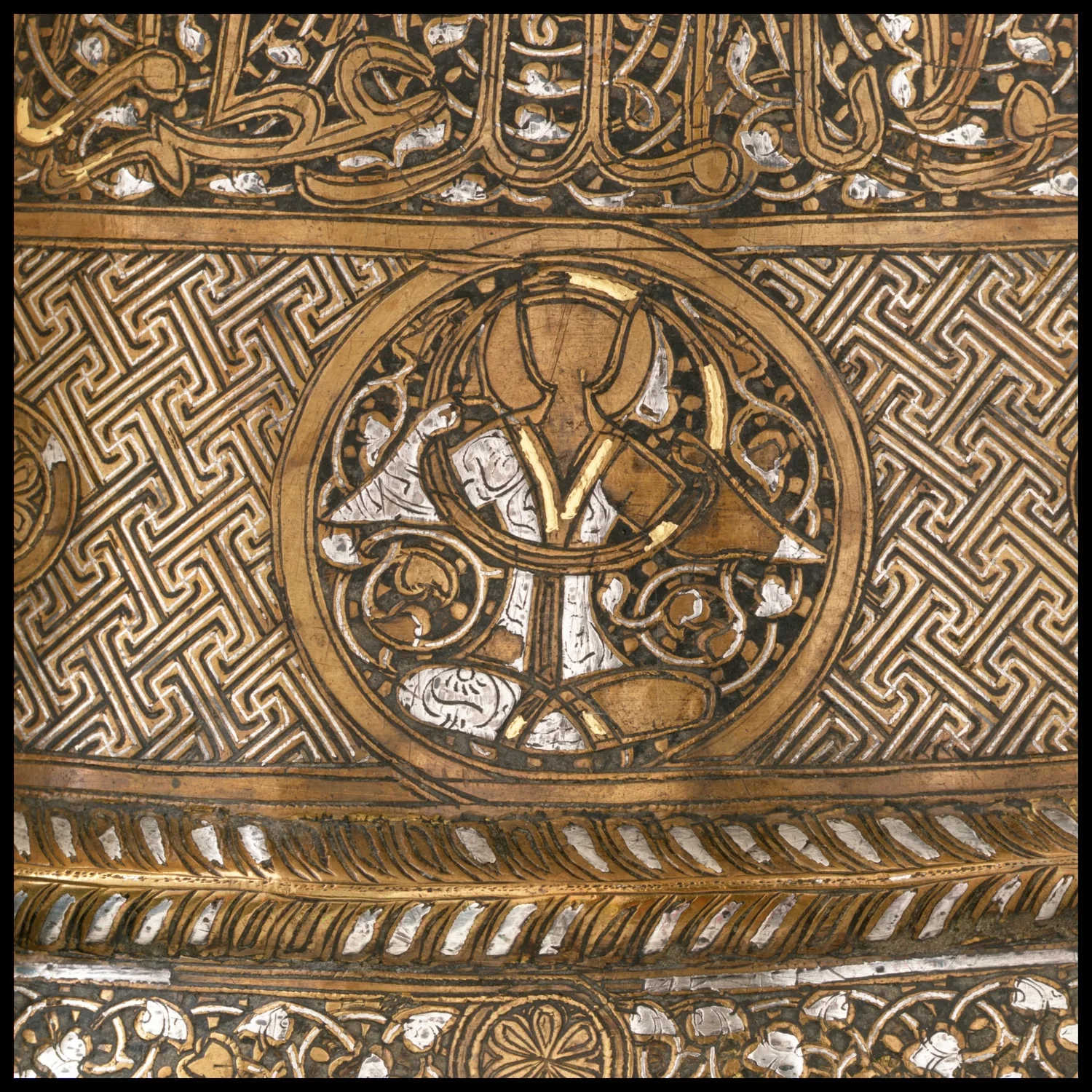 Primer plano del diseño geométrico y la incrustación de metales en candelero medieval oriental
