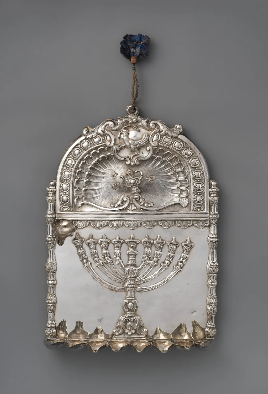 Lámpara de Janucá de plata de la familia Baraffael con relieve ornamental, Roma, siglo XVIII