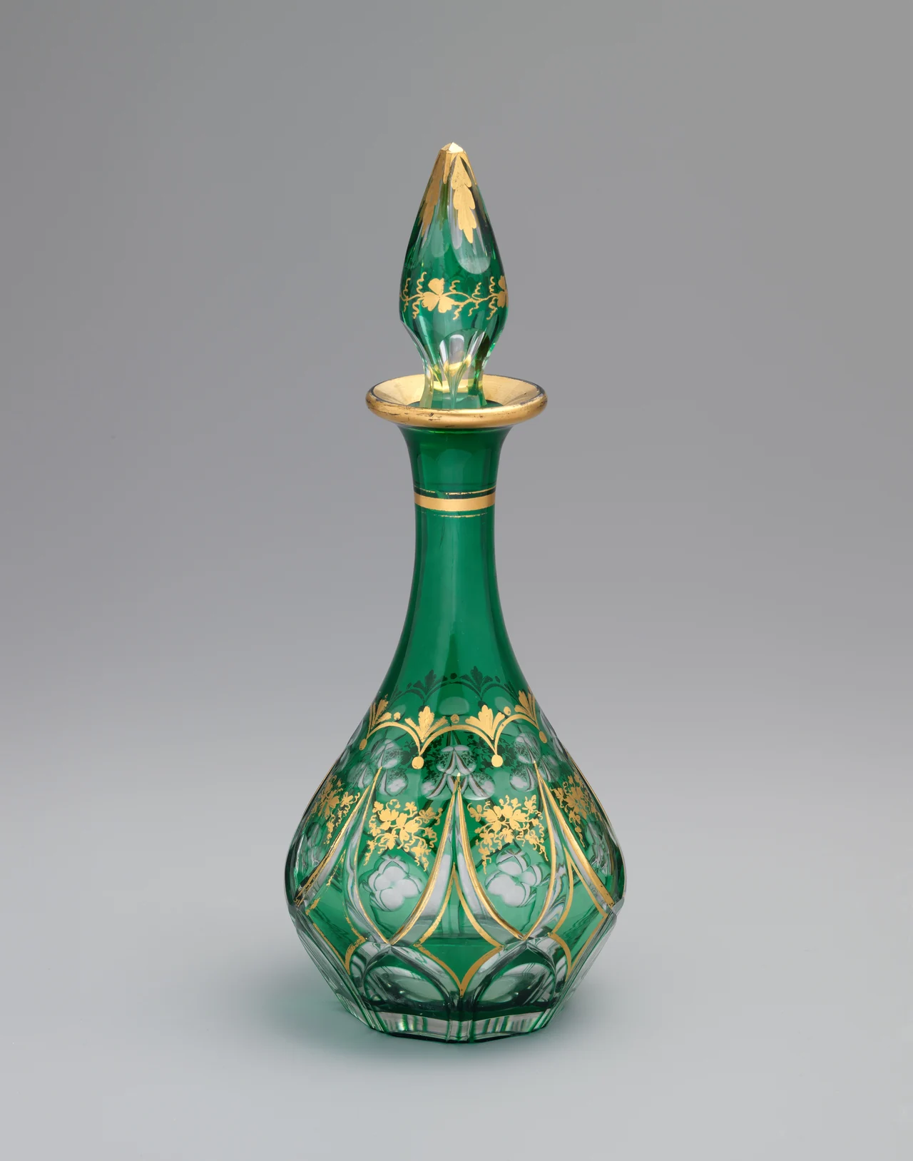 Frasco de perfume verde e incoloro de New England Glass Company, 1866 a 1870, en vidrio de plomo tallado y dorado