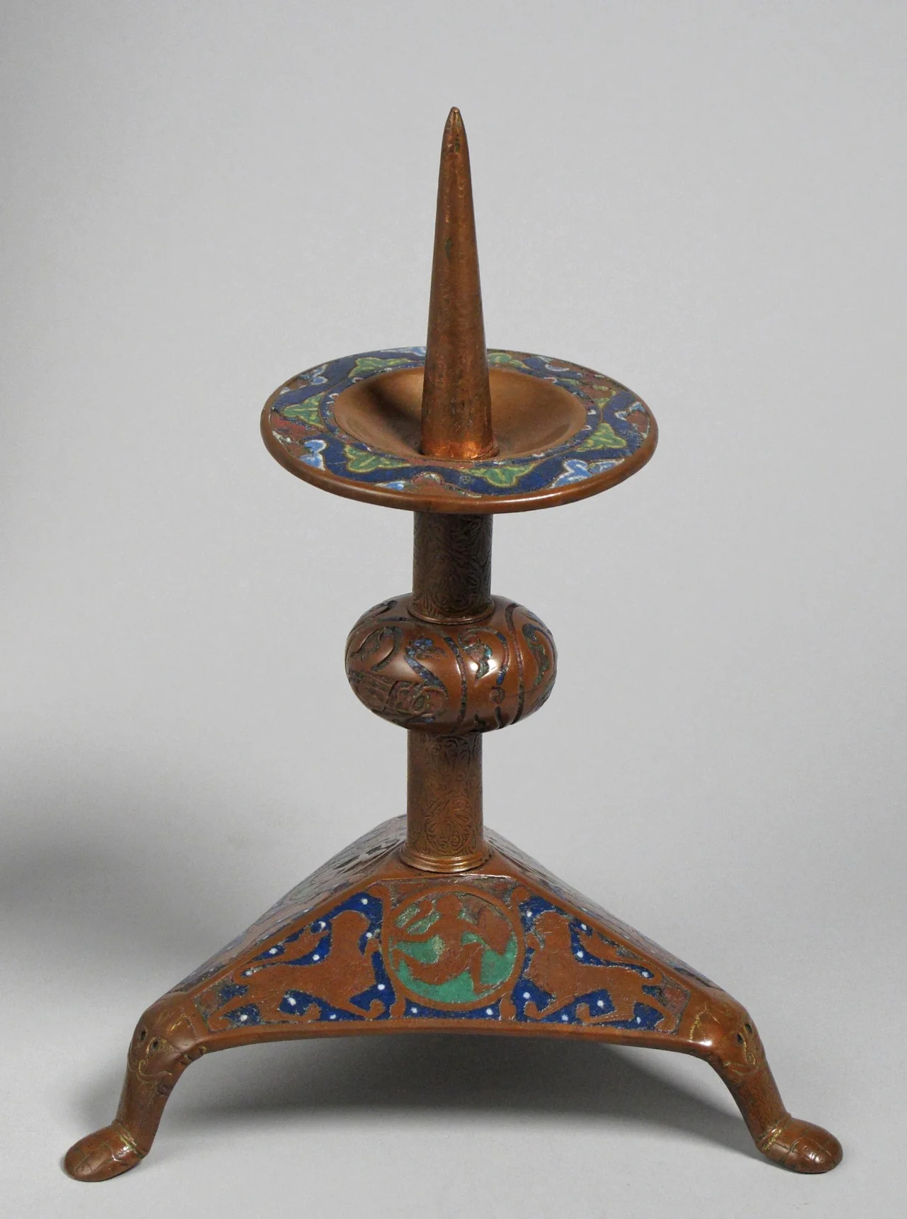 Candelero románico de cobre dorado y esmalte champlevé fabricado en Limoges hacia 1180