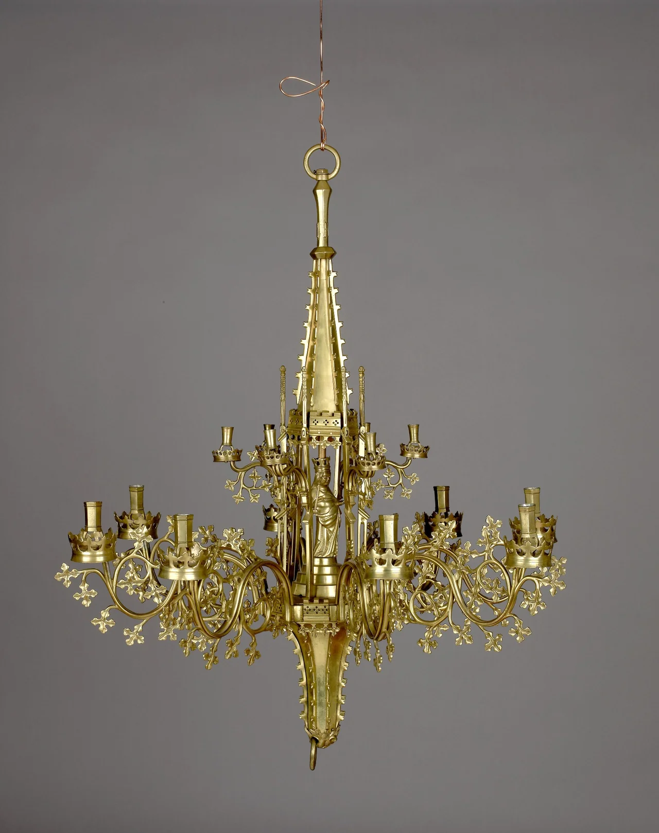 Lámpara gótica de latón con templete arquitectónico, llamada Kapellenkrone, de hacia 1450 a 1470