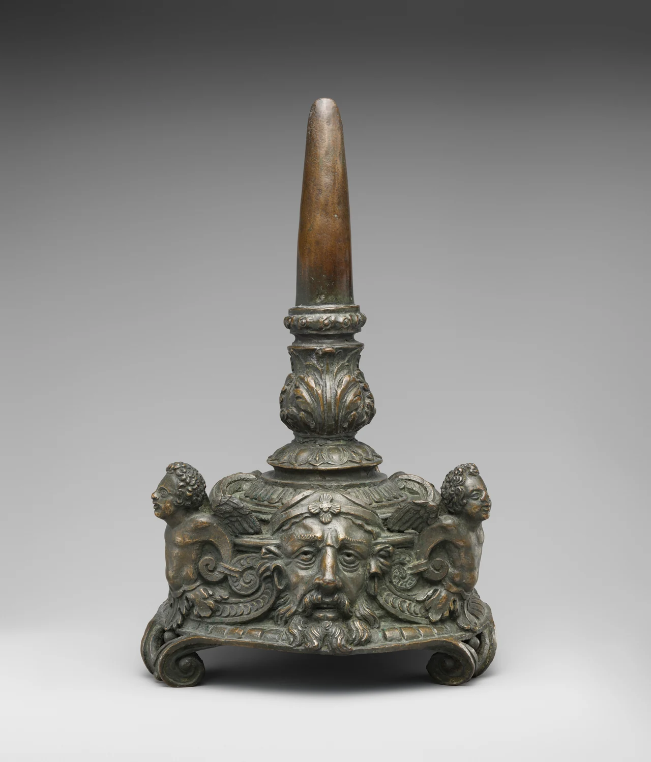 Candelero veneciano de bronce del siglo XVI con punzón y base decorada con figuras y mascarón