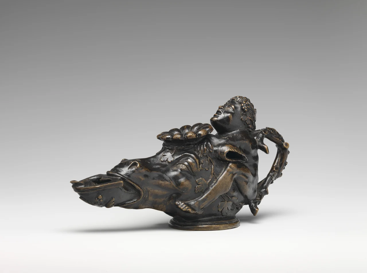 Lámpara de aceite renacentista de bronce con una figura sobre una cabeza de asno, norte de Italia, mediados del siglo XVI