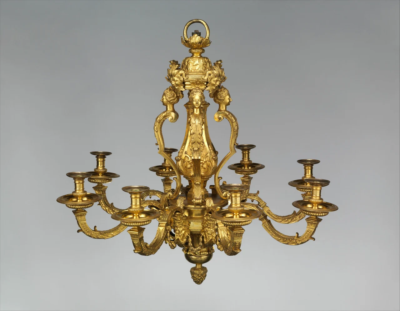 Araña francesa de ocho luces de hacia 1710, en bronce dorado, con figuras y mascarones, posiblemente de André Charles Boulle