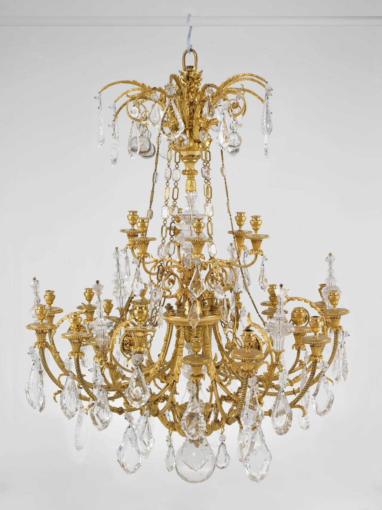 Araña francesa de veinticuatro luces de hacia 1790, con estructura de bronce dorado y colgantes de cristal de roca