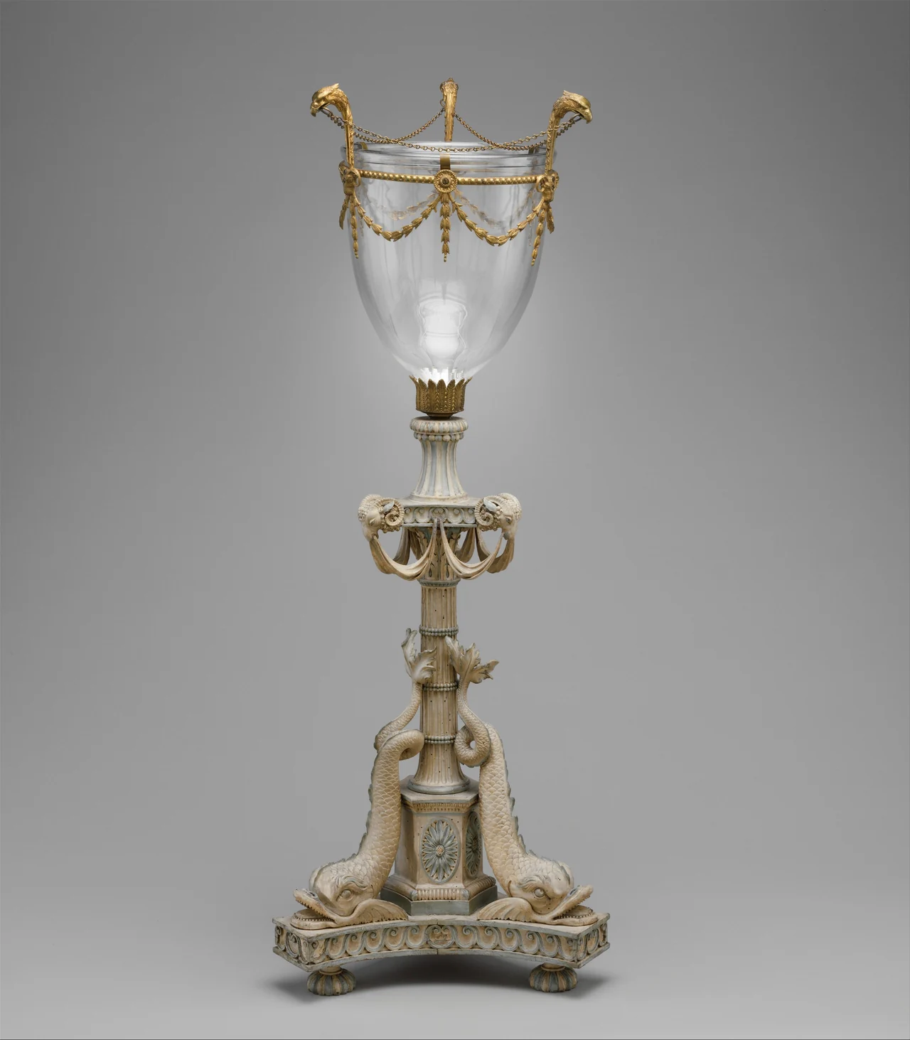 Soporte británico de iluminación de hacia 1780–1790, con base tallada y pintada, recipiente de vidrio y monturas doradas
