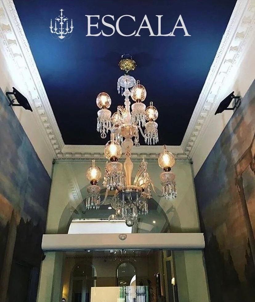 Araña de cristal originalmente de gas, adaptada a electricidad por Lámparas Escala para el Hotel Casa Romana de Sevilla