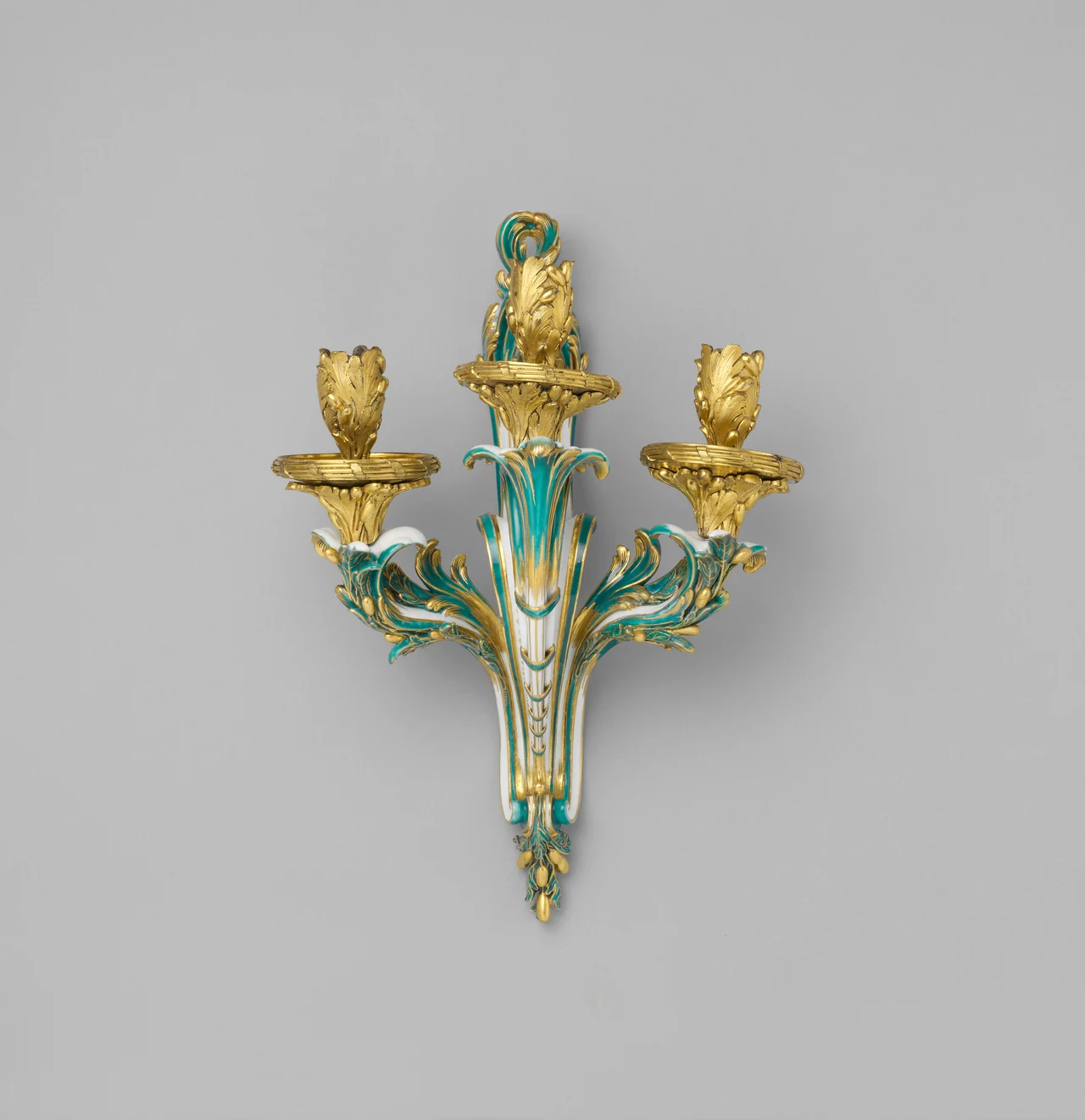 Aplique de Sèvres de hacia 1761, con formas de hojas en porcelana verde y oro y soportes de bronce dorado