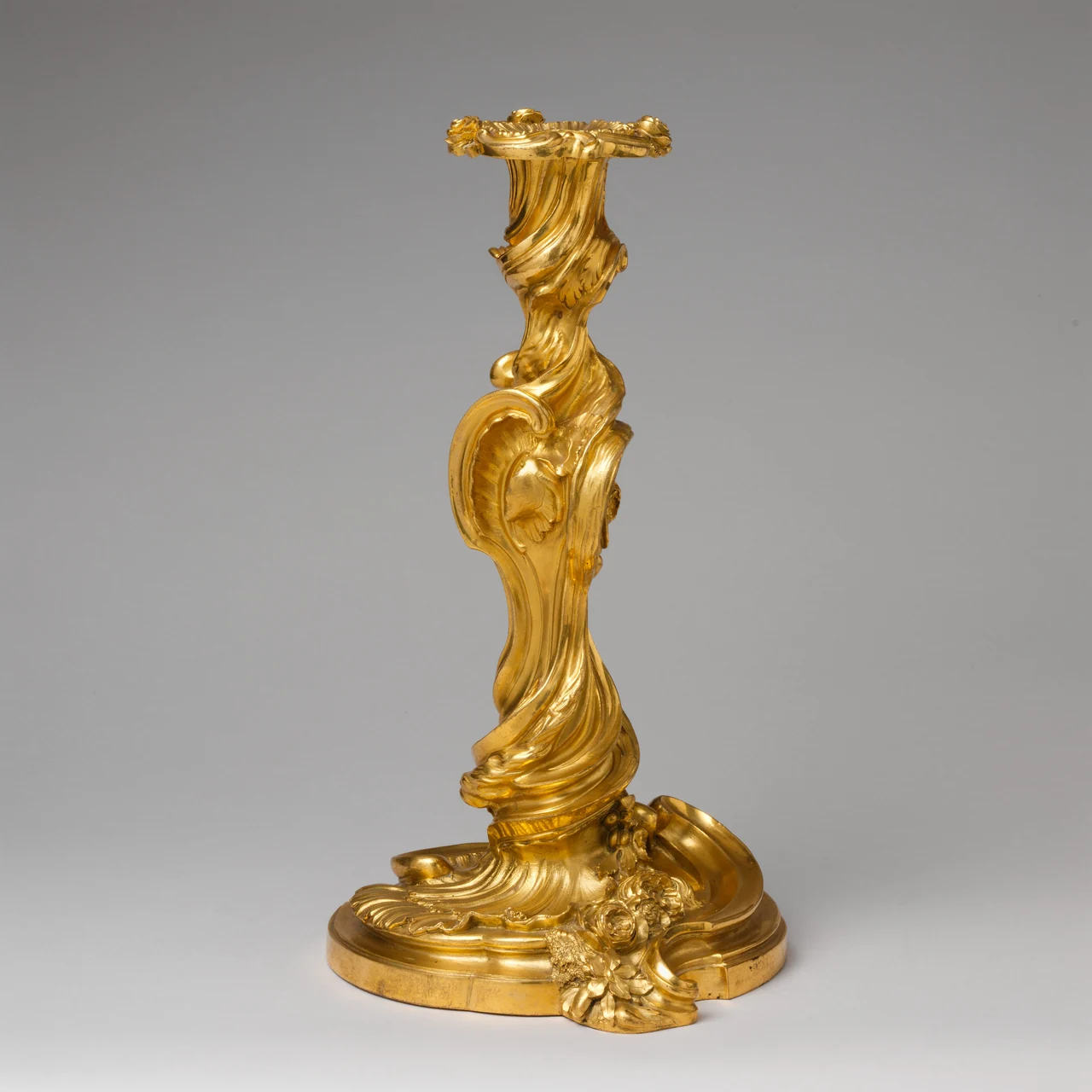 Candelero rococó de bronce dorado, con fuste en espiral y motivos de conchas, según diseños de Juste Aurèle Meissonnier