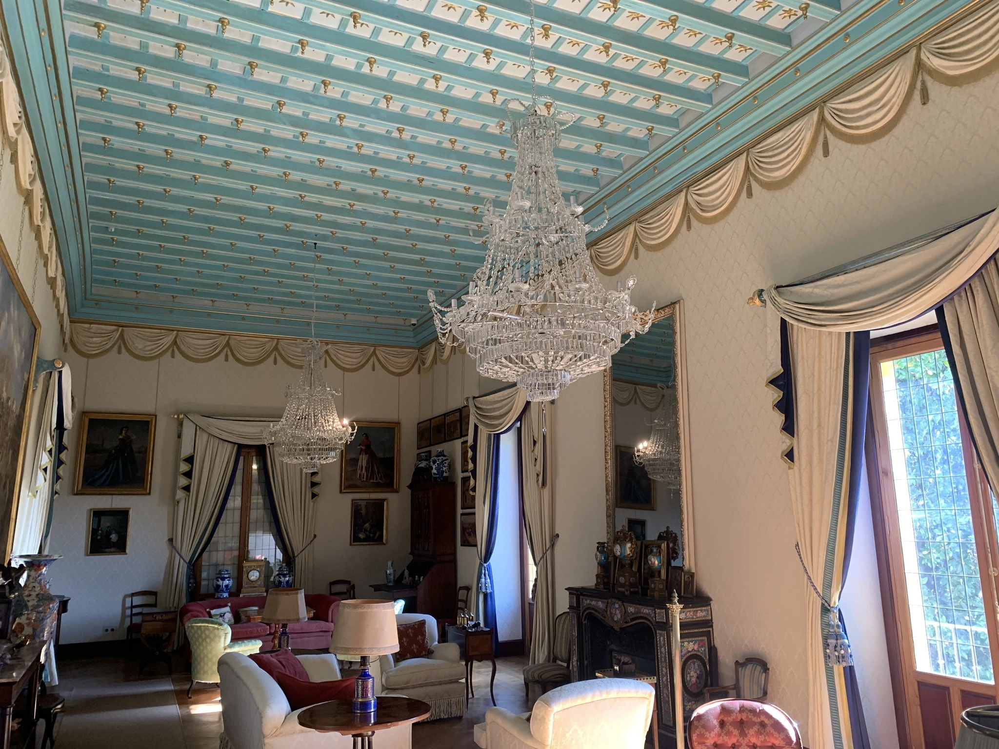 Cestas Imperio de cristal restauradas y colocadas en la Casa de Pilatos de Sevilla.