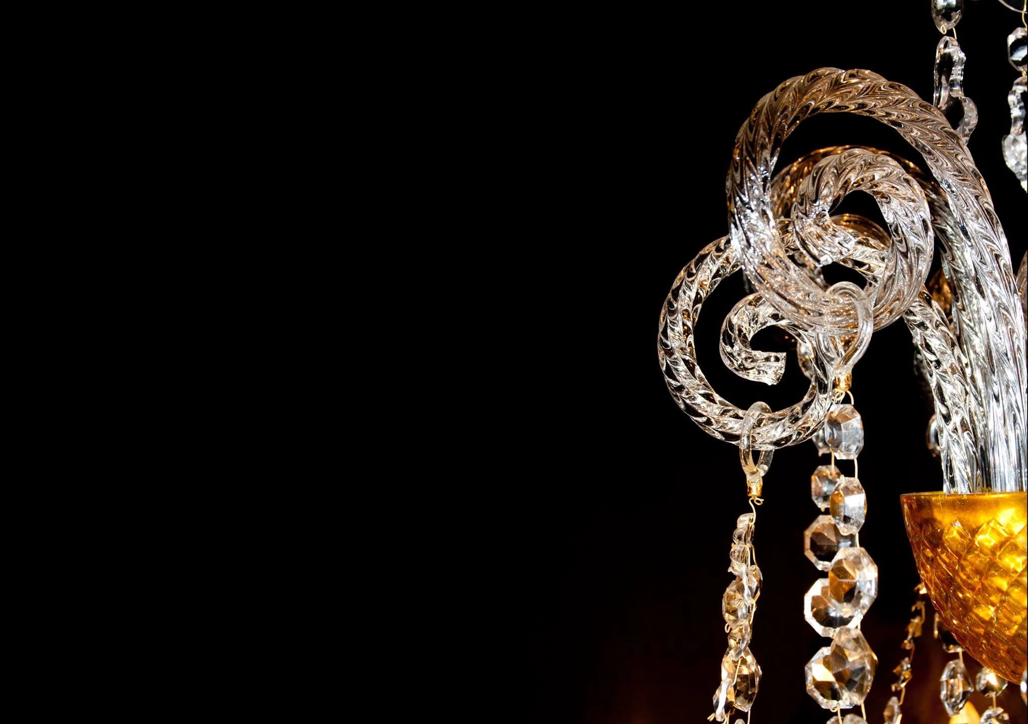 Detalle ornamental de una lámpara de araña de cristal.