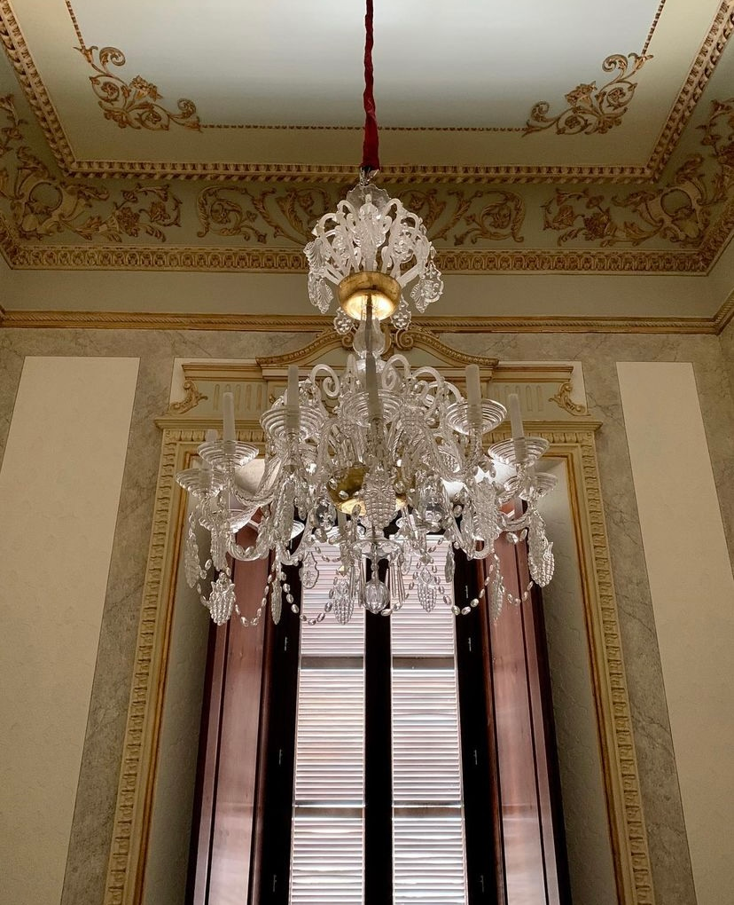 Vista frontal de la araña de cristal restaurada para el Ayuntamiento de San Fernando.
