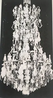 Fig. 11.- Lámpara de bronce y cristal. Apareció a finales del reinado de Luis XIV.