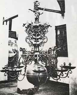Fig. 8. -Lámpara estilo barroco. Escuela flamenca. Siglo XVII
