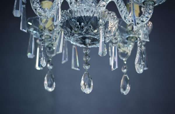 detalle de colgantes en lampara de techo de cristal transparente 5 luces