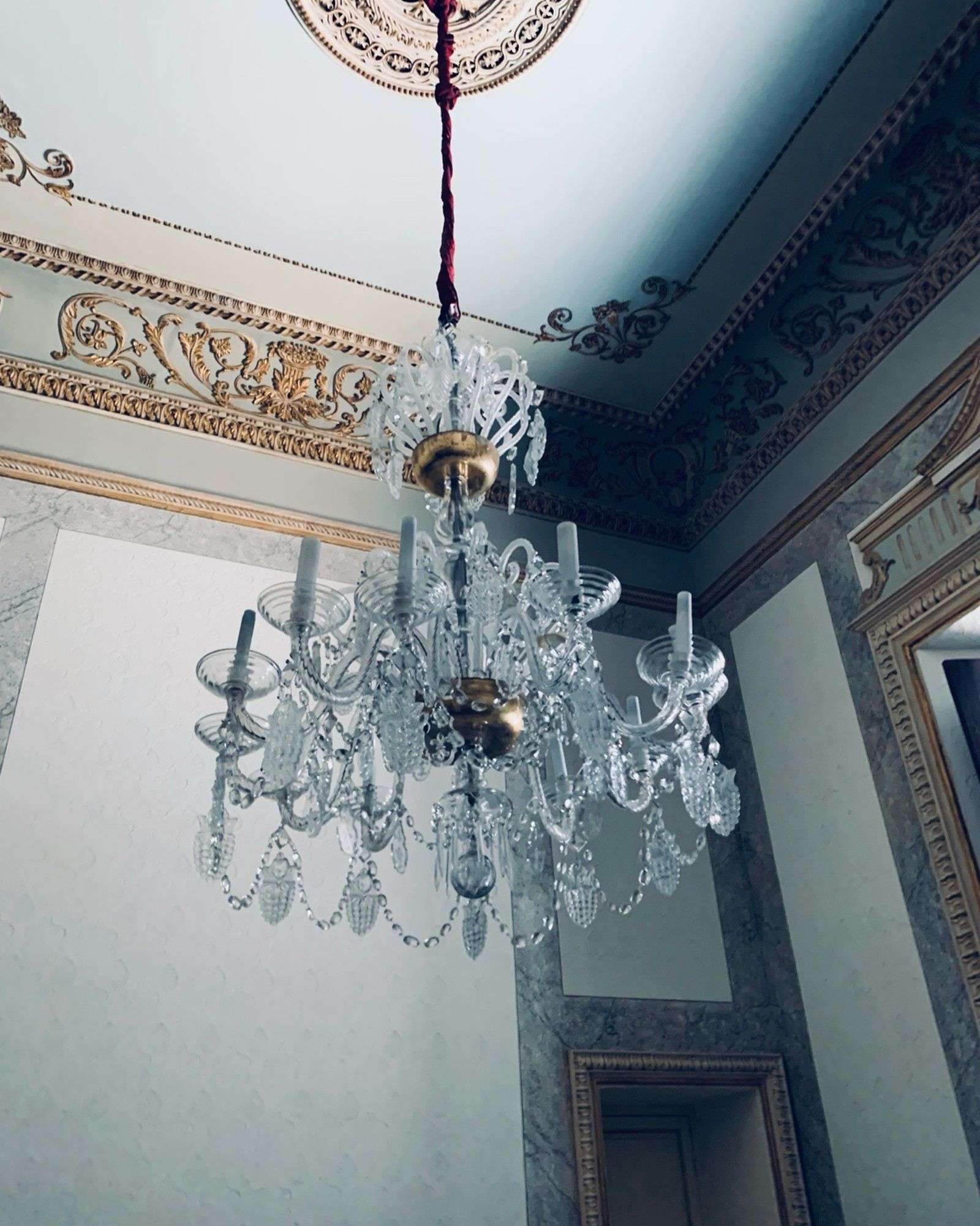 Araña de cristal restaurada en el despacho principal del Ayuntamiento