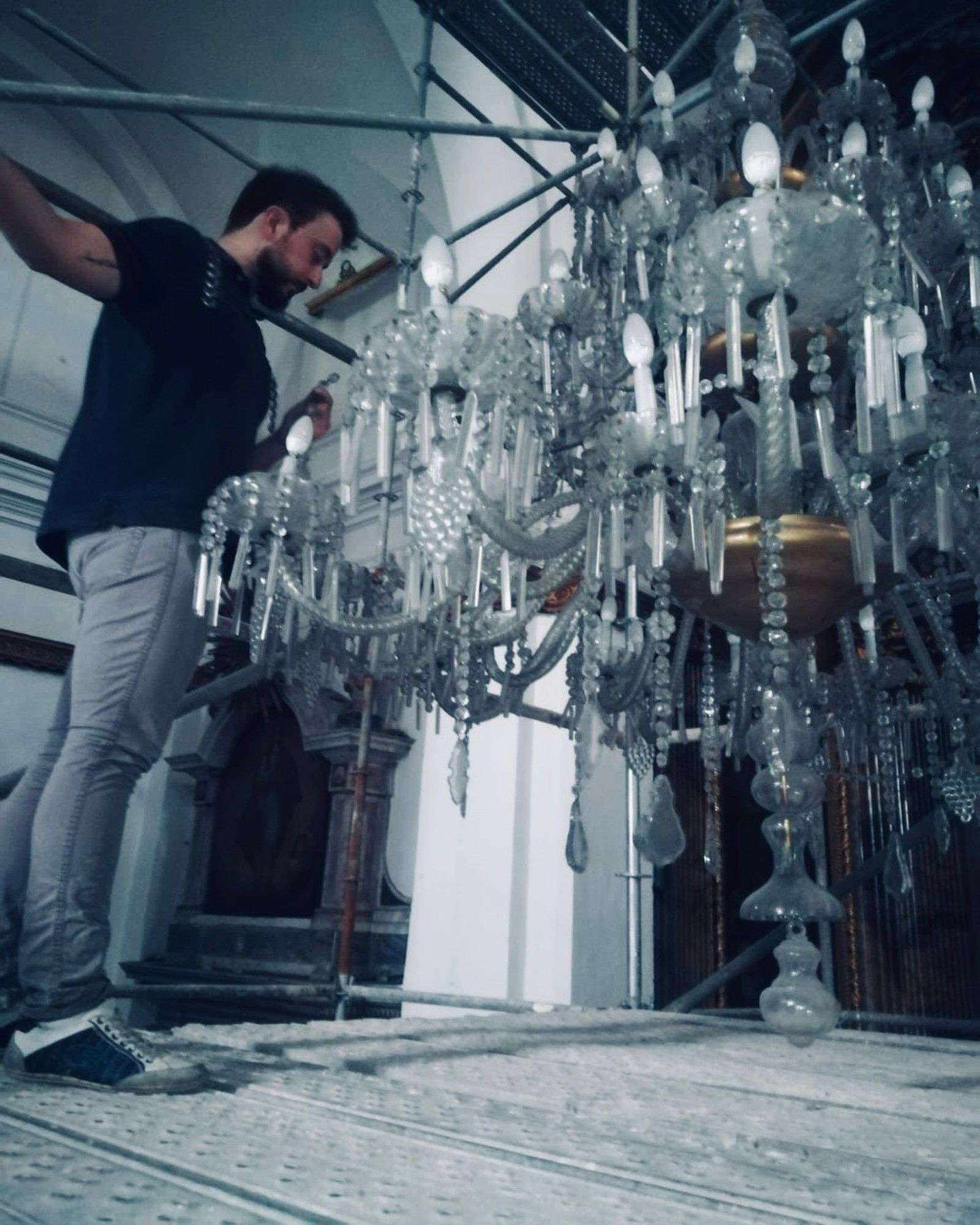 Desmontaje de la araña colosal en lo alto de la cúpula de la Iglesia de San Agustín