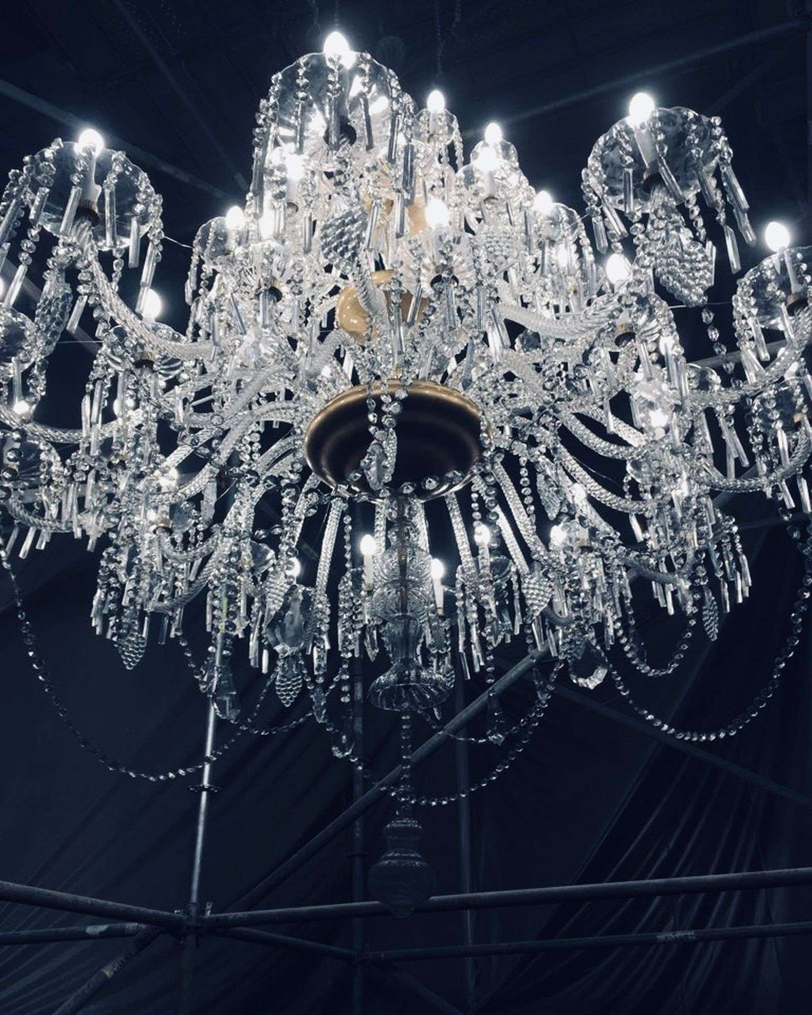 Detalle de cristales y metal de la araña restaurada