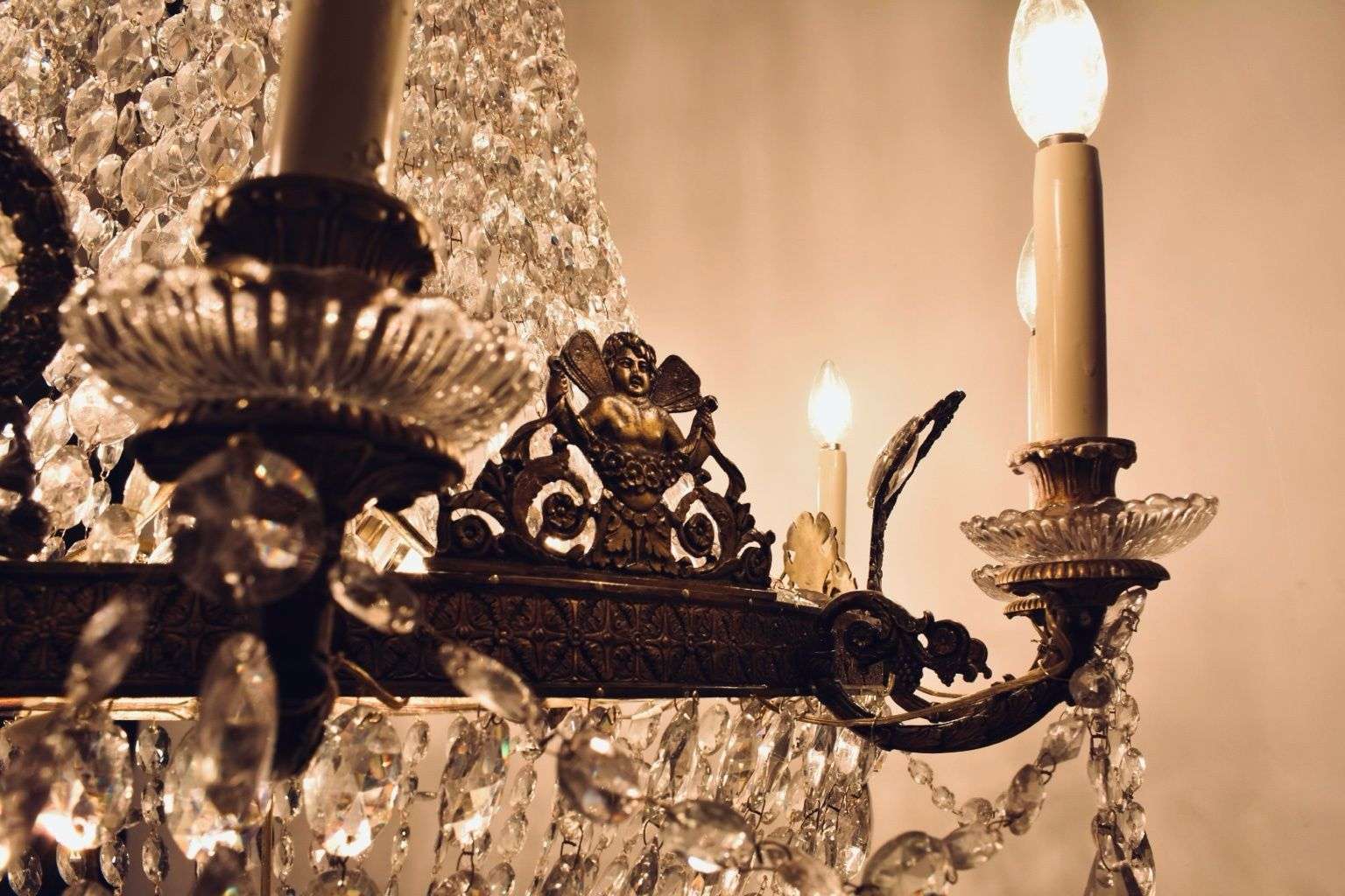 Detalle de la Cesta Imperio de bronce y cristal restaurada