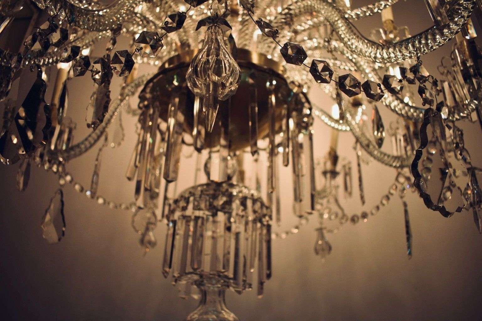 Detalle de la lámpara de cristal de brazos macizos restaurada