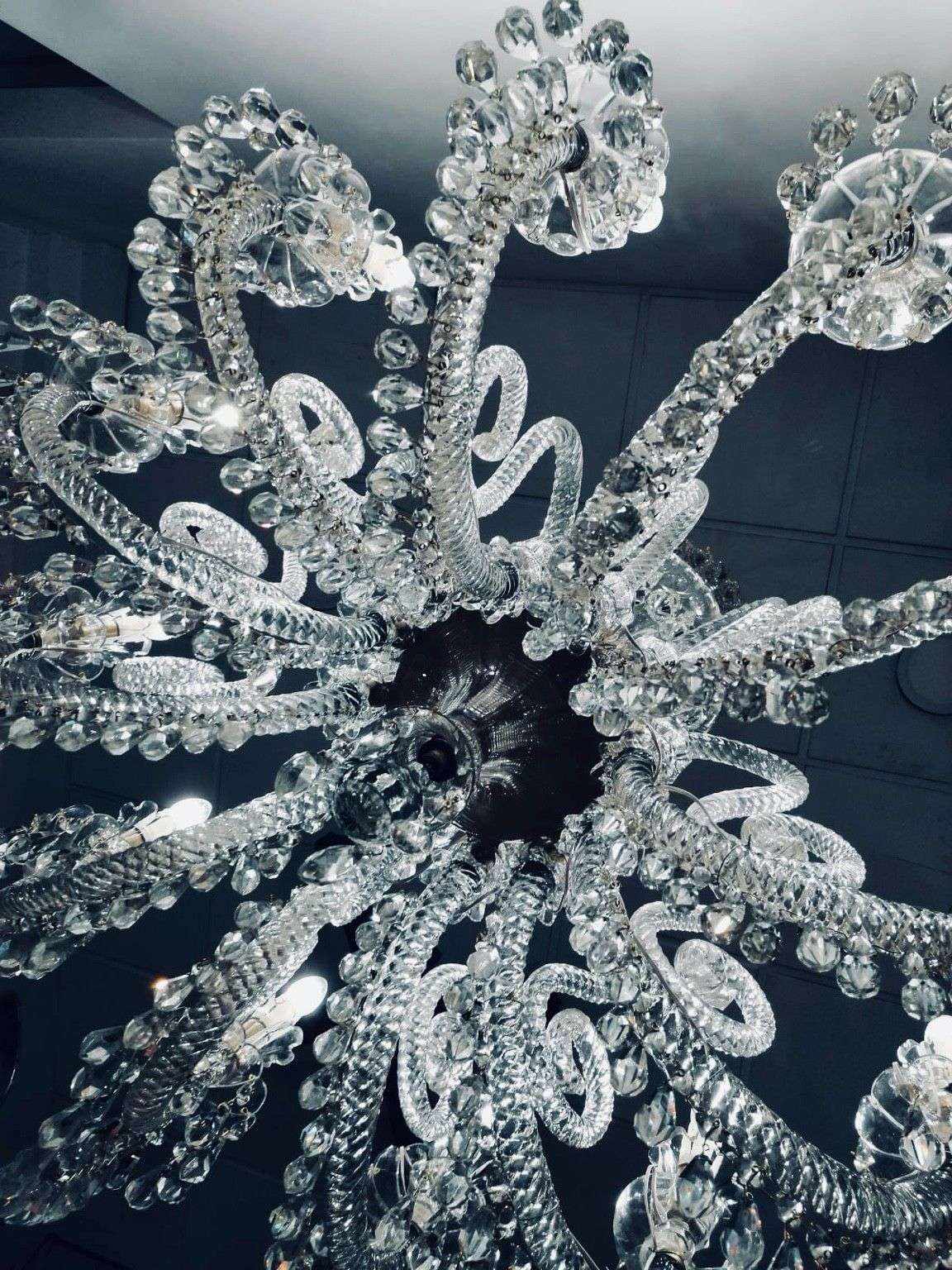 Detalle de lámpara de brazos macizos presentada en estudio