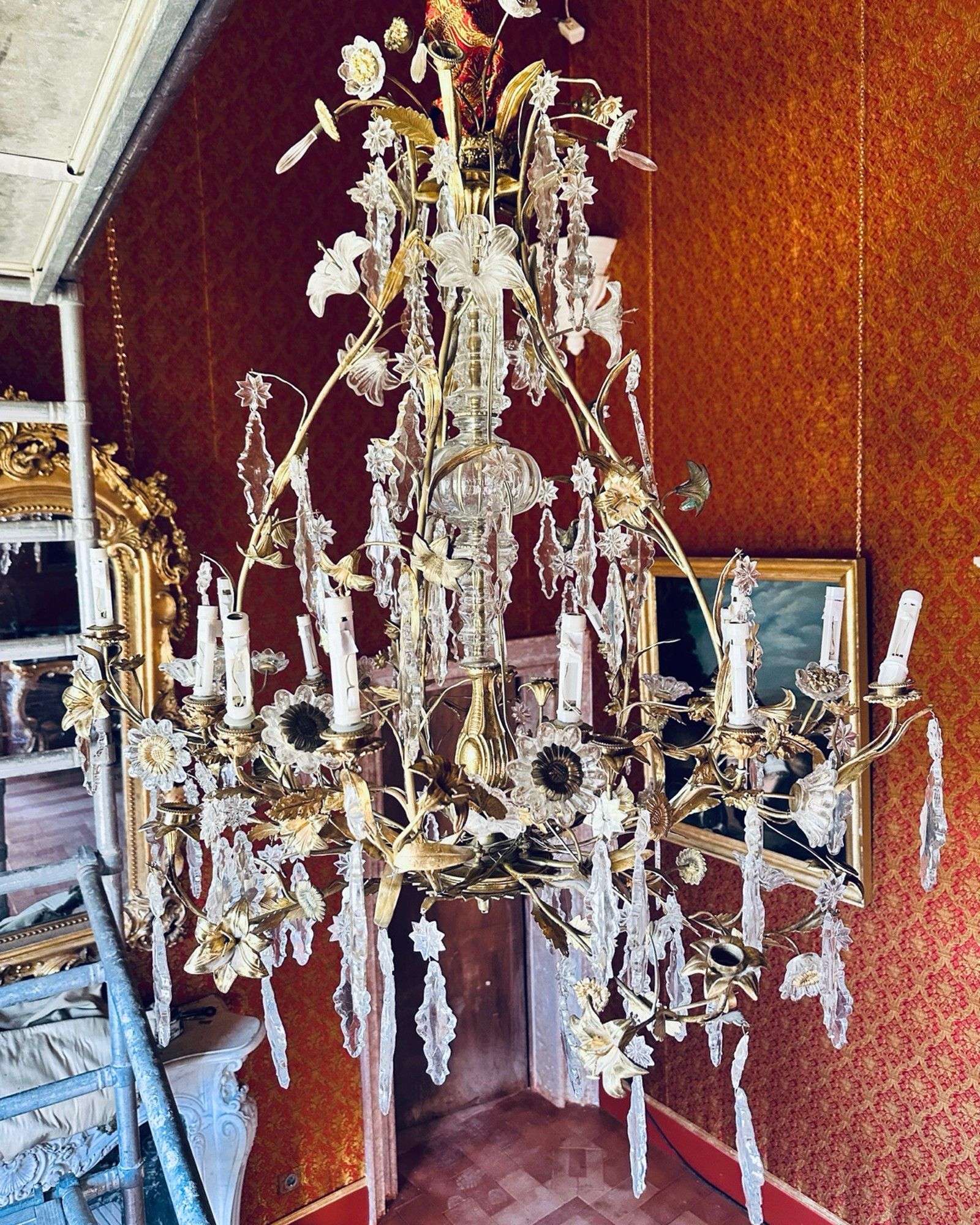 Detalle de lámpara línea Versalles de bronce durante el montaje