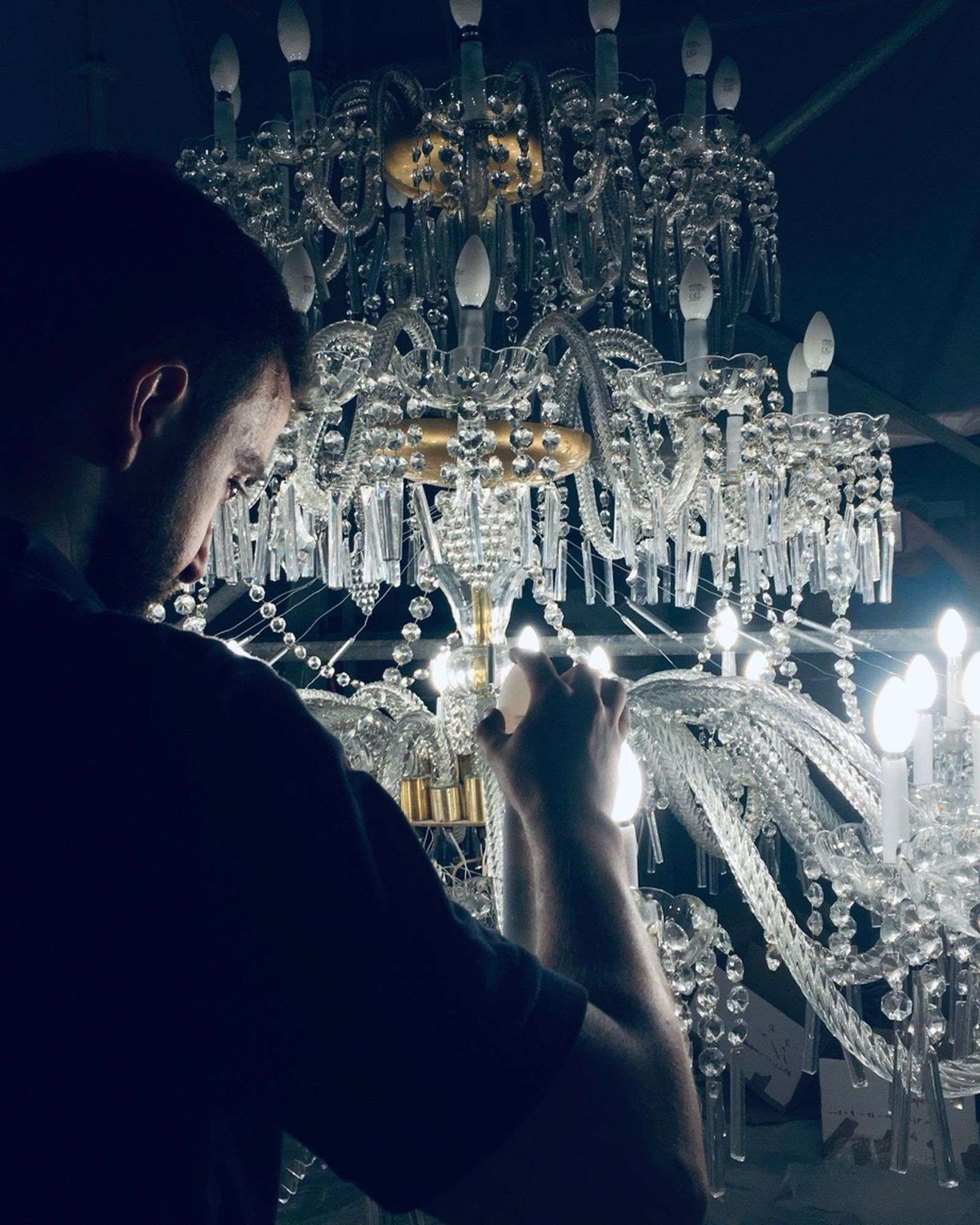 Detalle del montaje de la araña colosal en la cúpula