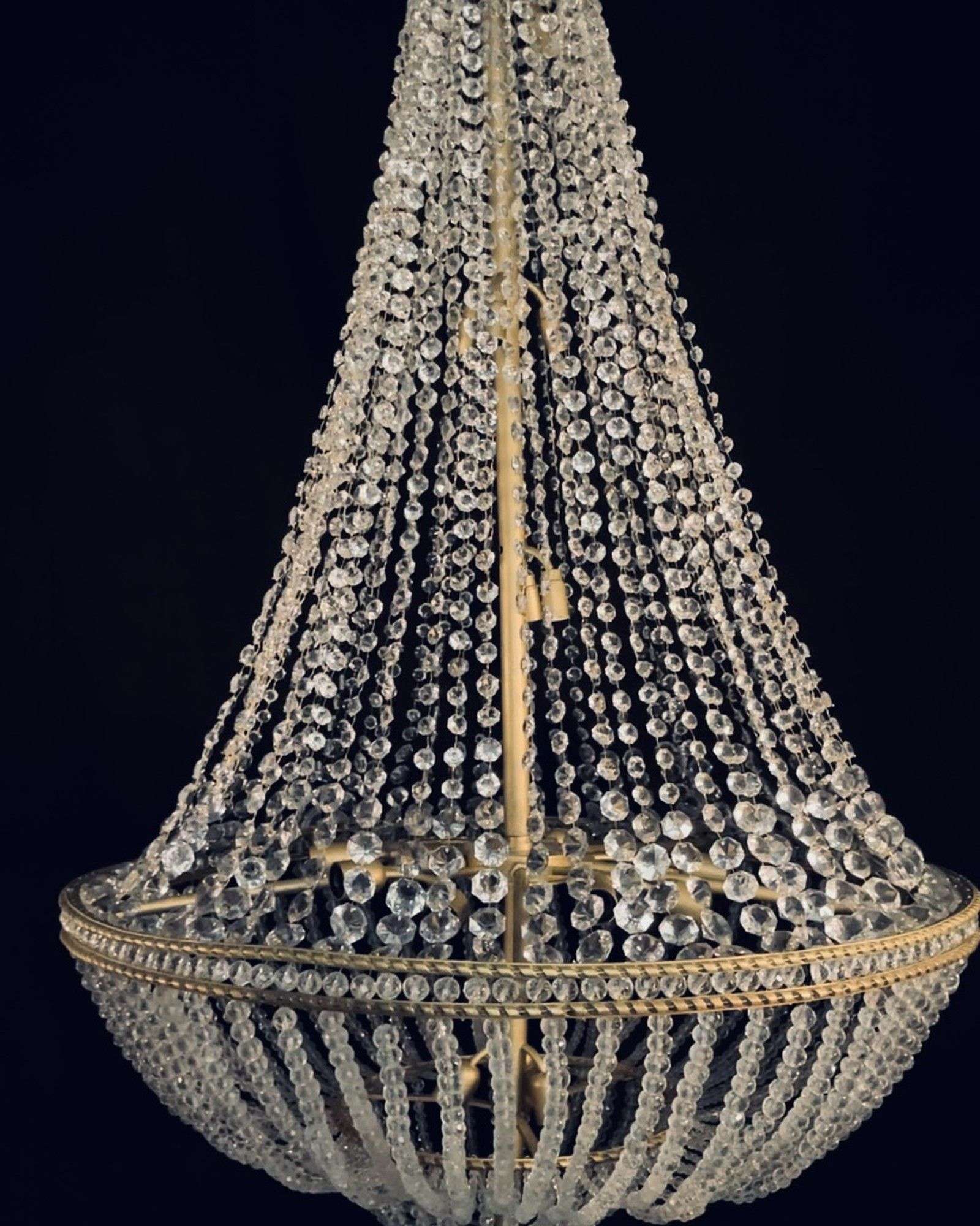 Lámpara cesta imperio gran tamaño presentada en el estudio de Lámparas Escala