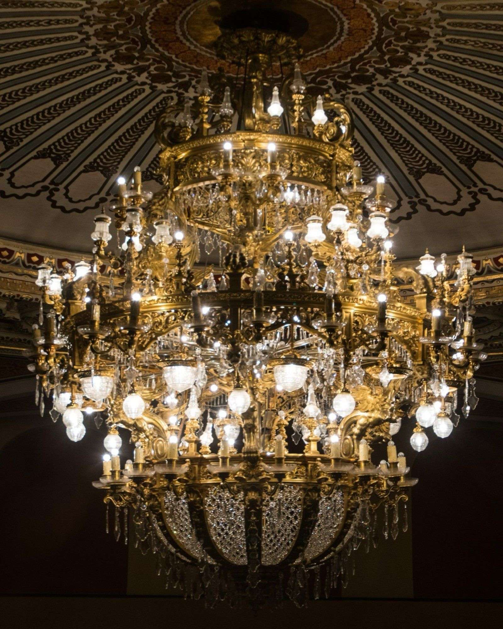 Lámpara colosal terminada y colgada en los altos del Teatro Lope de Vega