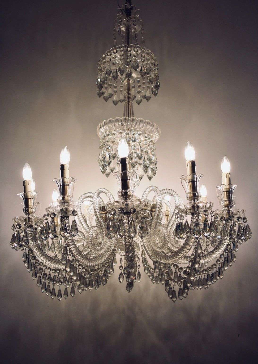 Lámpara de brazos macizos presentada en estudio