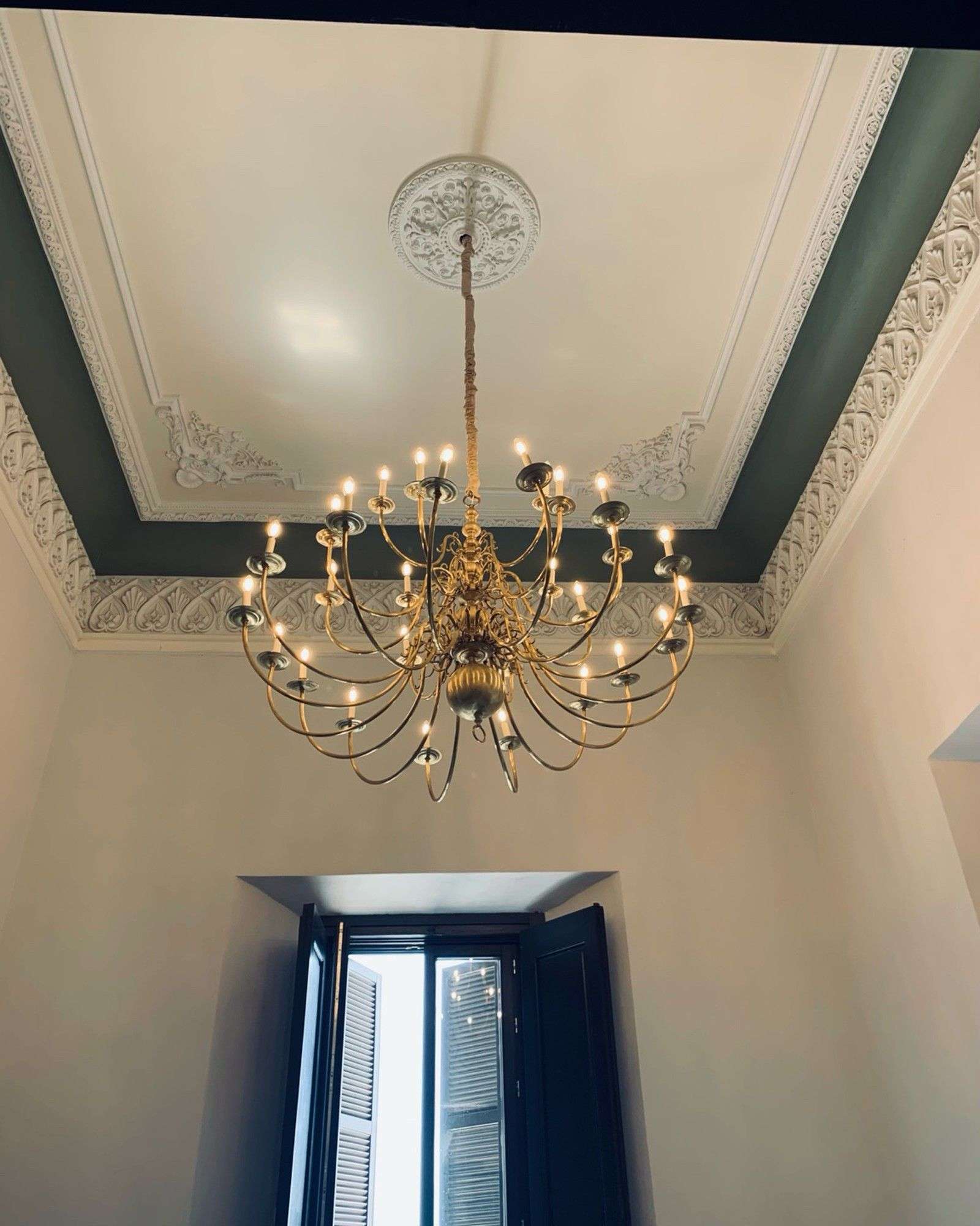 Lámpara línea holandesa instalada en el Ayuntamiento de San Fernando