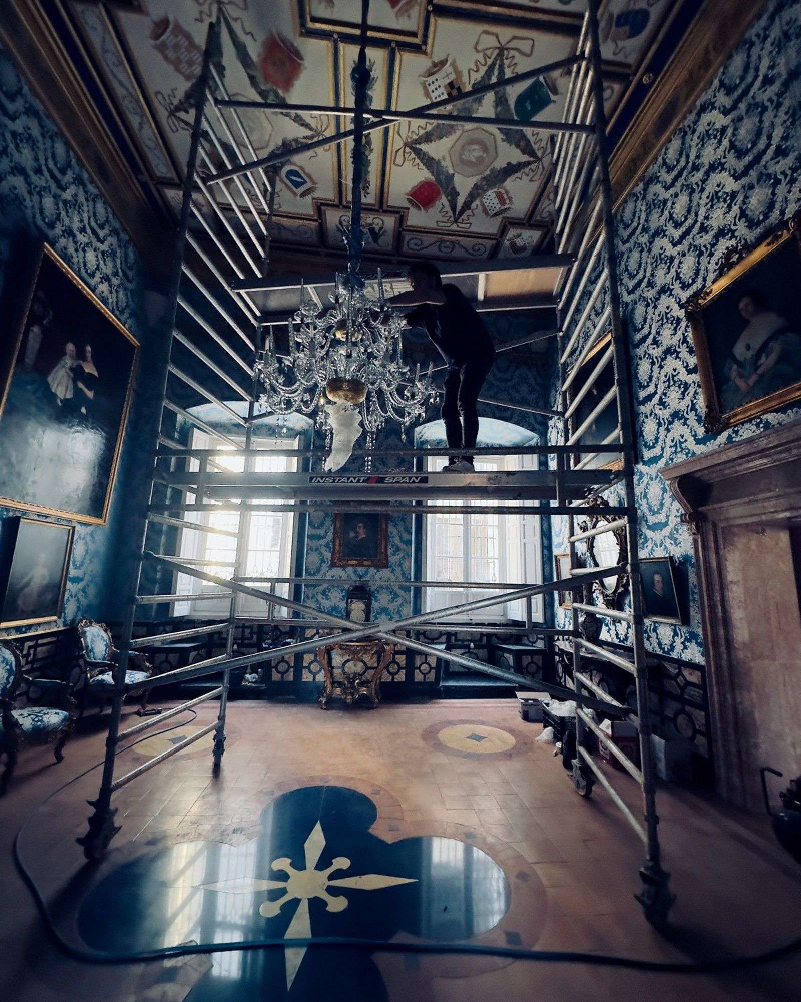 Trabajo sobre andamio en Casa de Pilatos durante el montaje