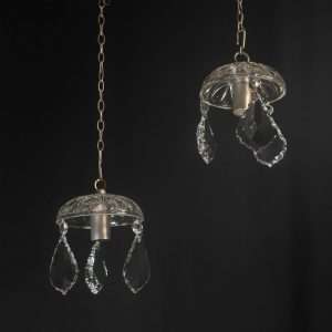 Pareja de difusores de cristal colgantes vista en perspectiva, con cadena y casquillo E14 listos para instalar