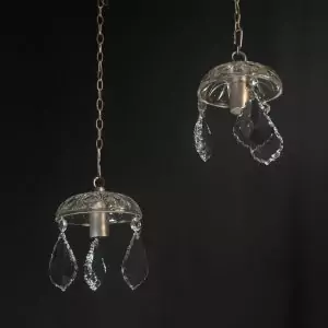 Pareja de difusores de cristal colgantes vista en perspectiva, con cadena y casquillo E14 listos para instalar