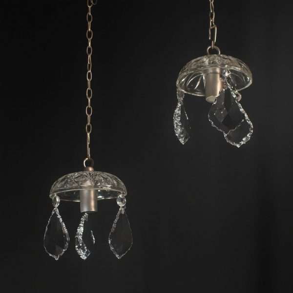 Pareja de difusores de cristal colgantes - Lámparas Escala Pareja de difusores de cristal colgantes vista en perspectiva, con cadena y casquillo E14 listos para instalar