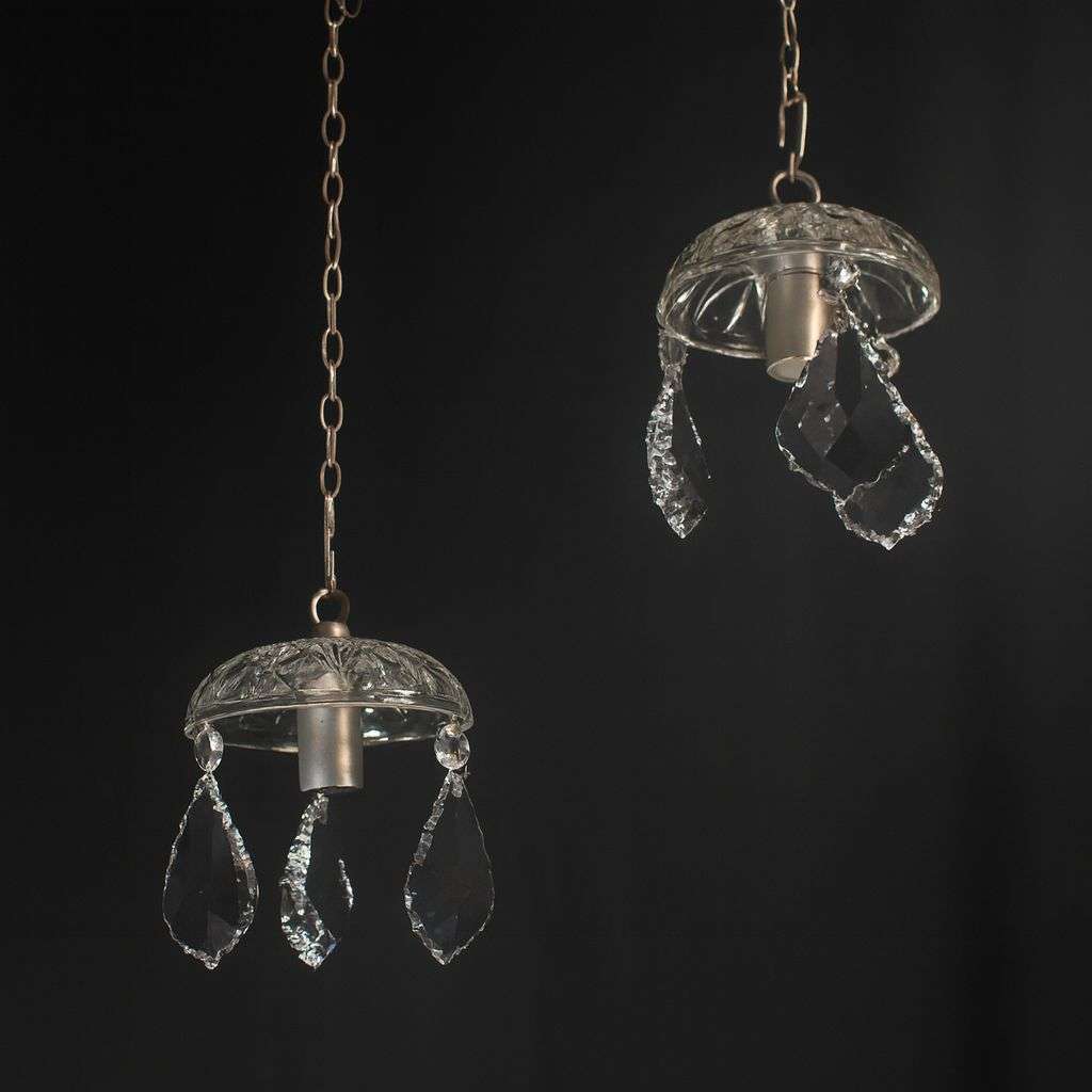 Pareja de difusores de cristal colgantes vista en perspectiva, con cadena y casquillo E14 listos para instalar