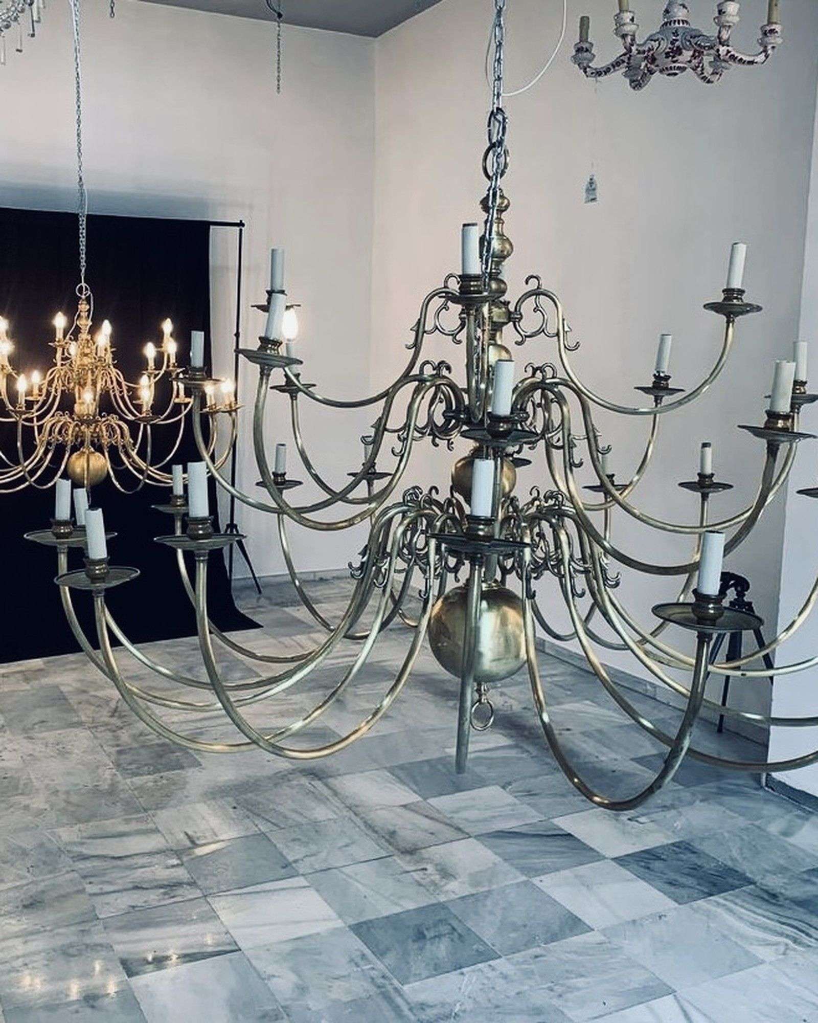 Pareja de lámparas línea holandesa en el taller antes de la instalación