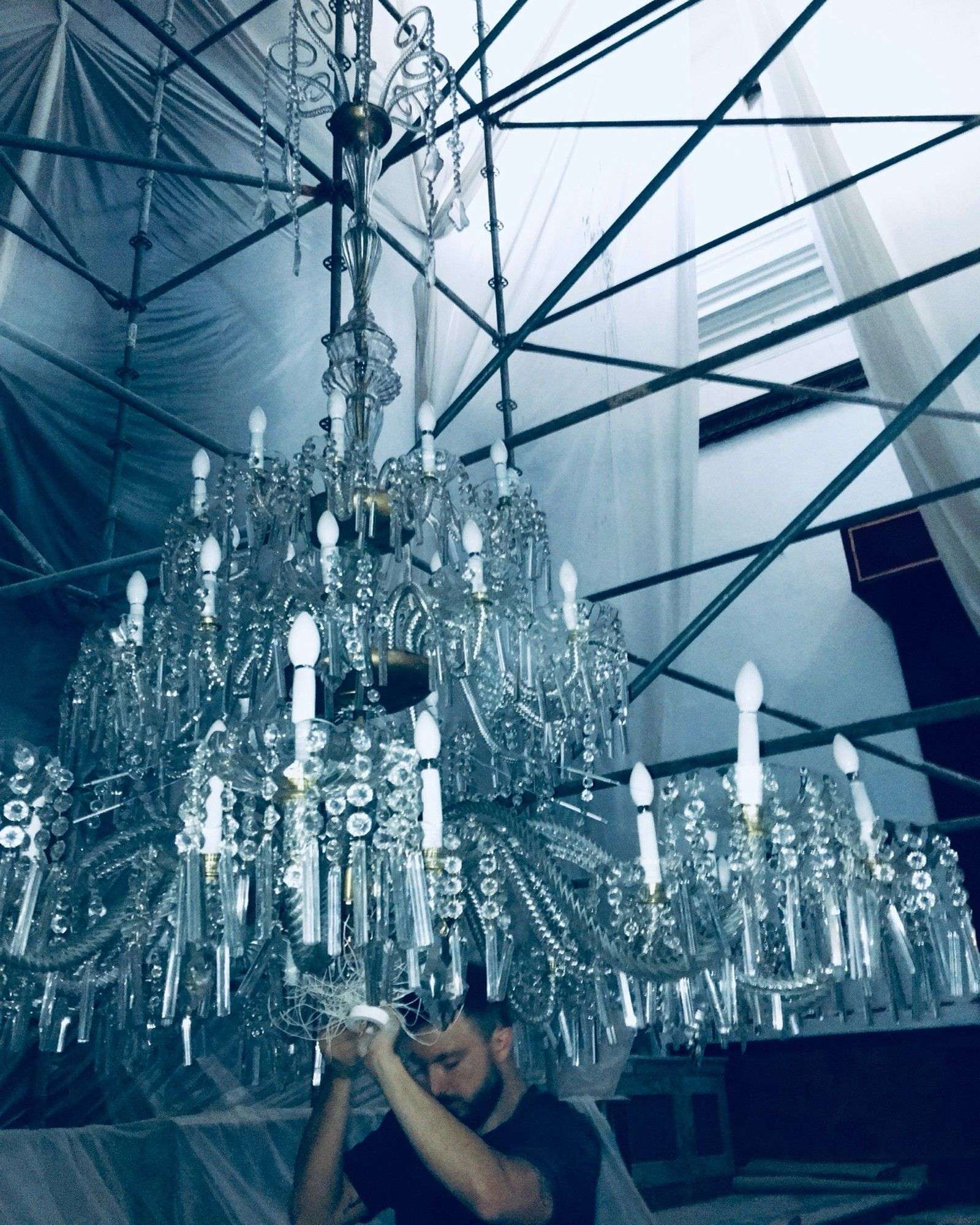 Proceso de montaje de la araña colosal en la Iglesia de San Agustín