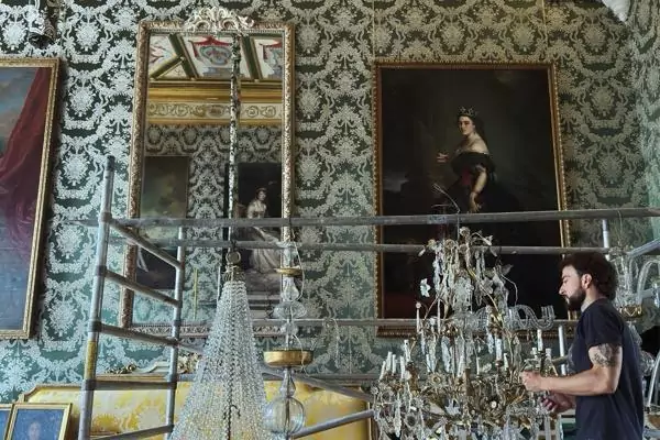 Restauración de lámpara histórica en Casa de Pilatos.