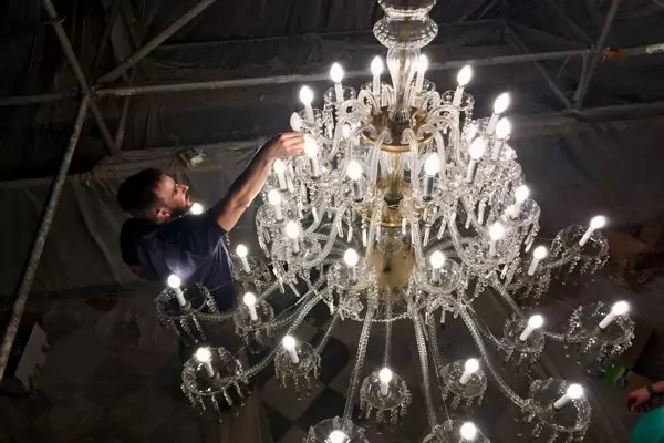 Restauración de lámpara araña antigua en San Agustín.