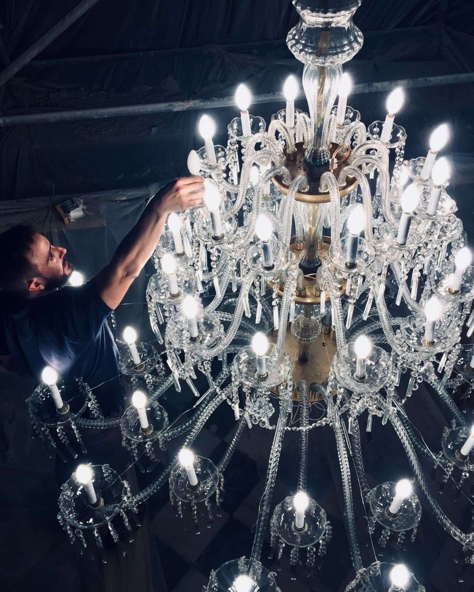 Vista general durante la instalación de la araña colosal