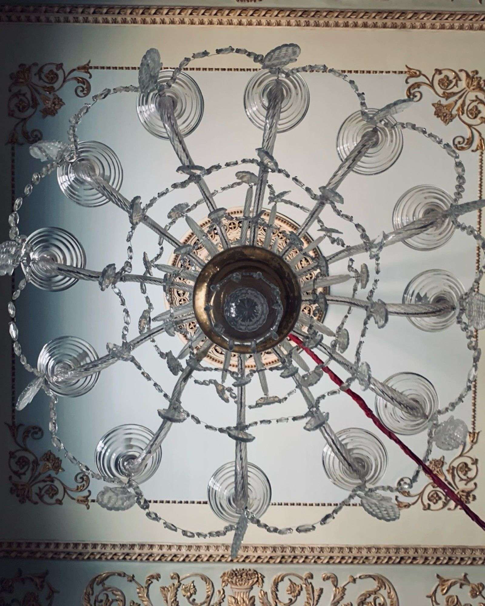 Vista inferior de araña de cristal restaurada en el despacho principal del Ayuntamiento