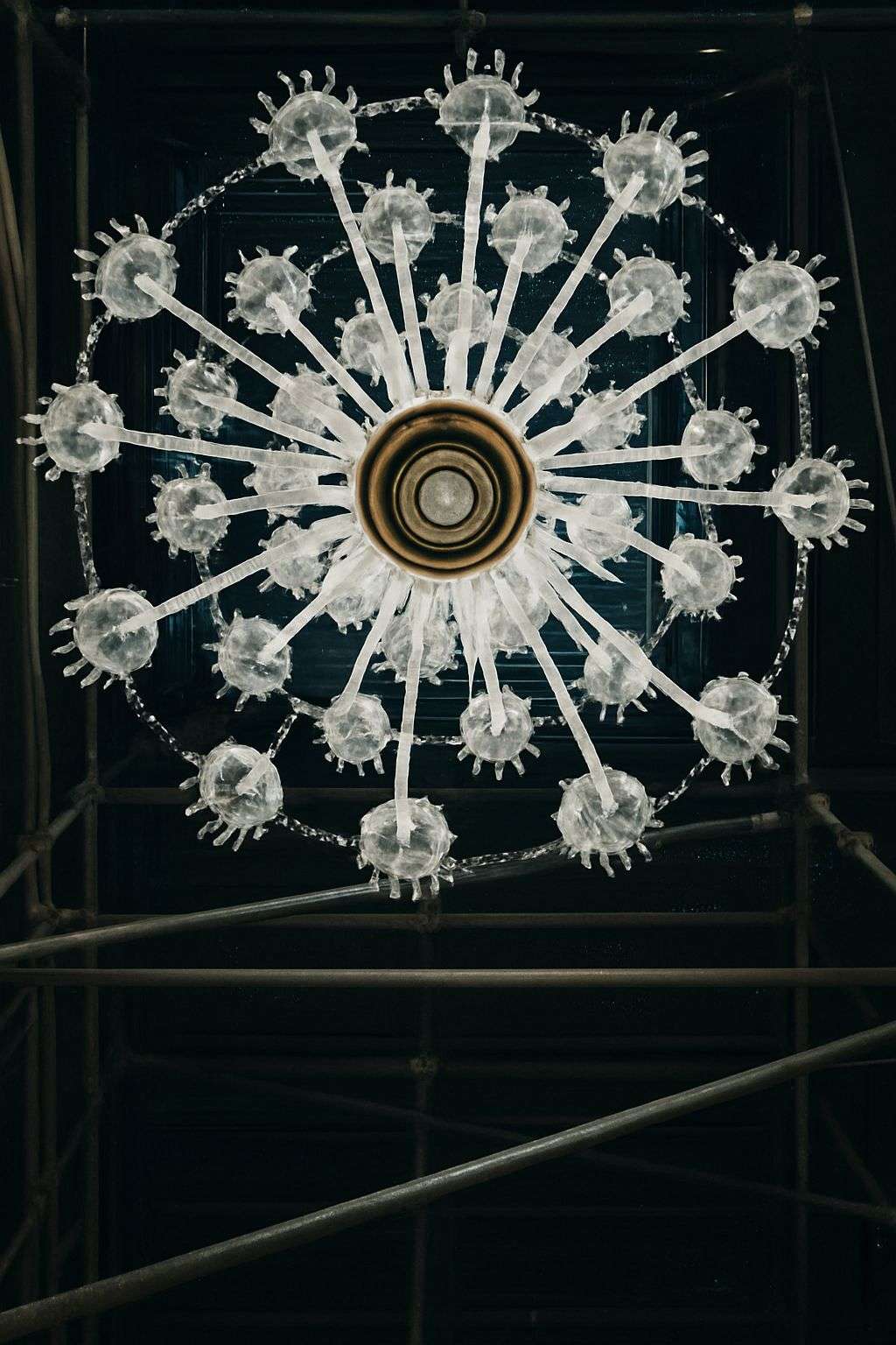 Vista inferior de la araña colosal restaurada