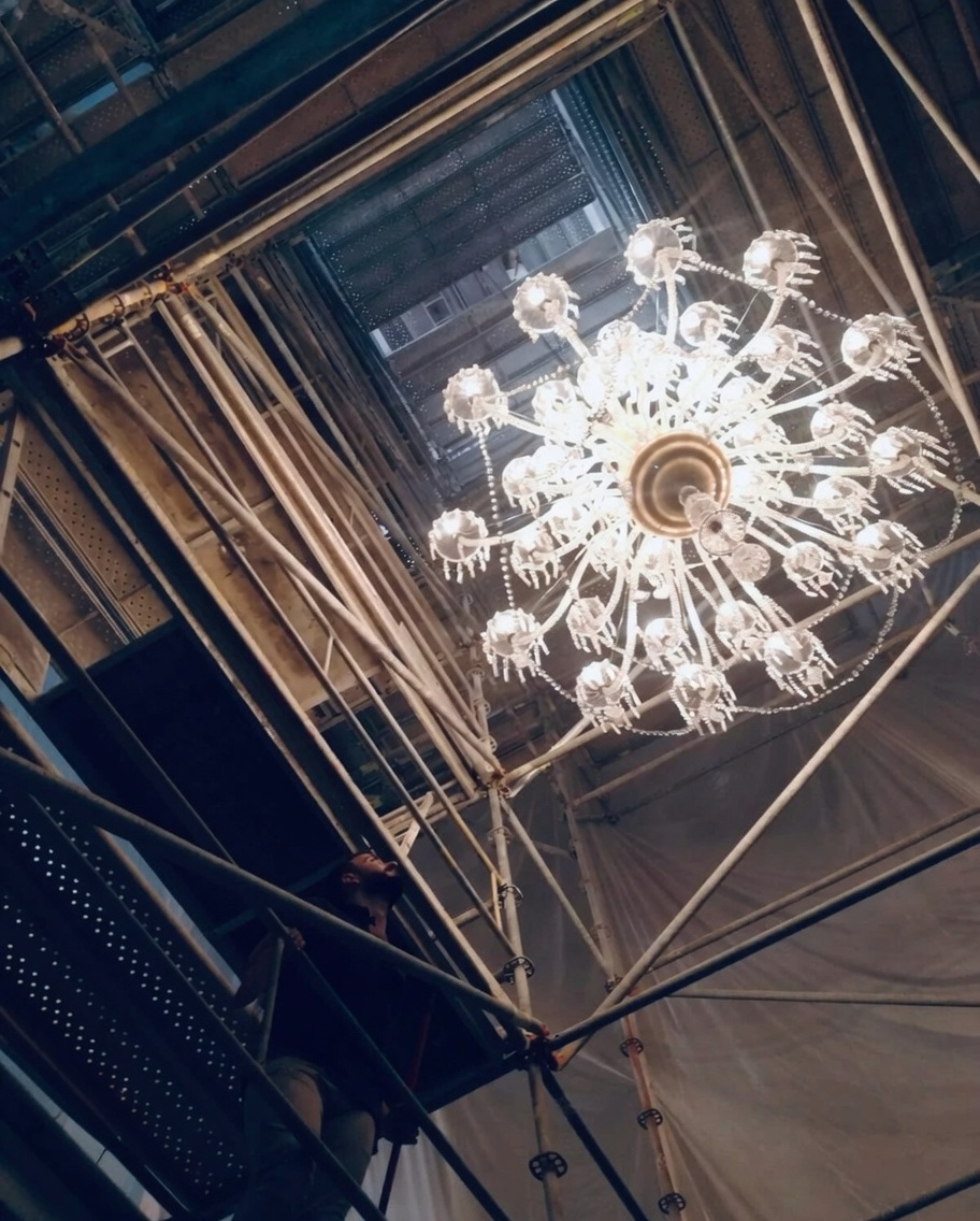Araña colosal de cristal restaurada e instalada en la Iglesia de San Agustín de Cádiz