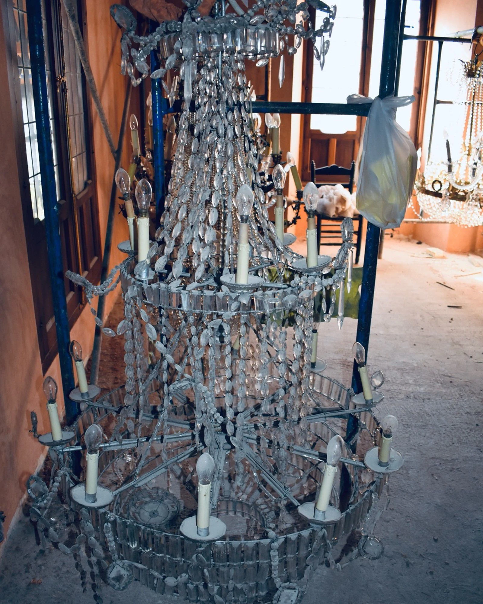 Cesta Imperio de bronce y cristal de Casa de Pilatos antes de su restauración