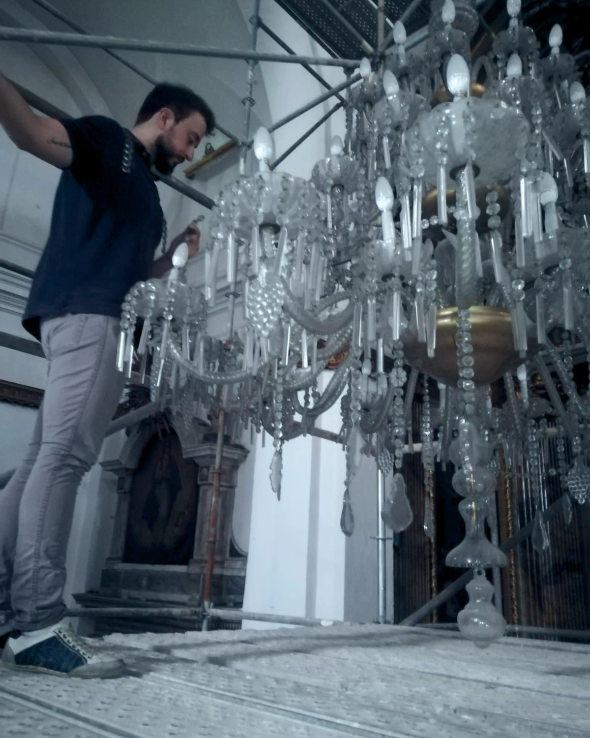 Desmontaje en altura de una araña colosal en la Iglesia de San Agustín de Cádiz