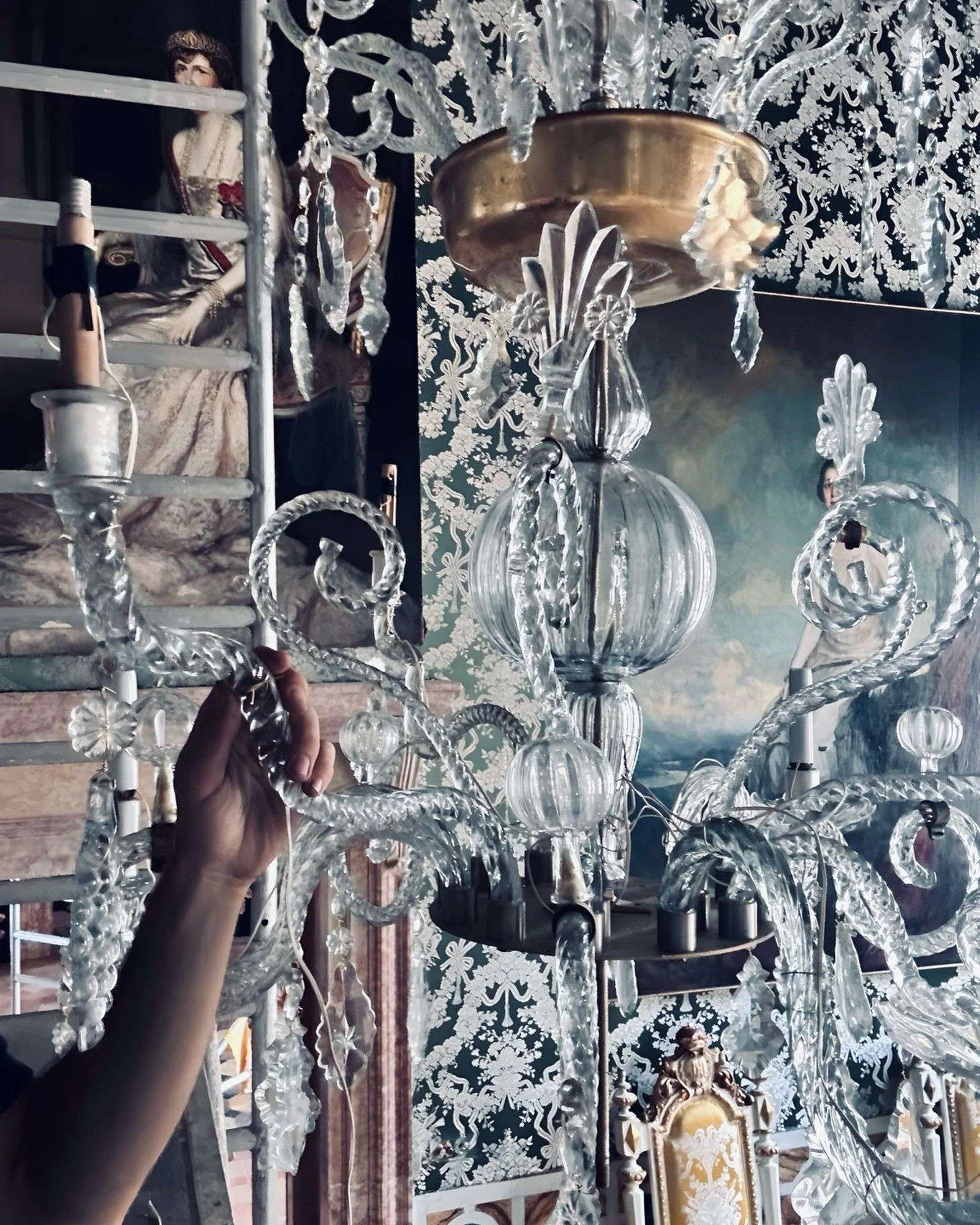 Detalle de una lámpara histórica de cristal restaurada para Casa de Pilatos