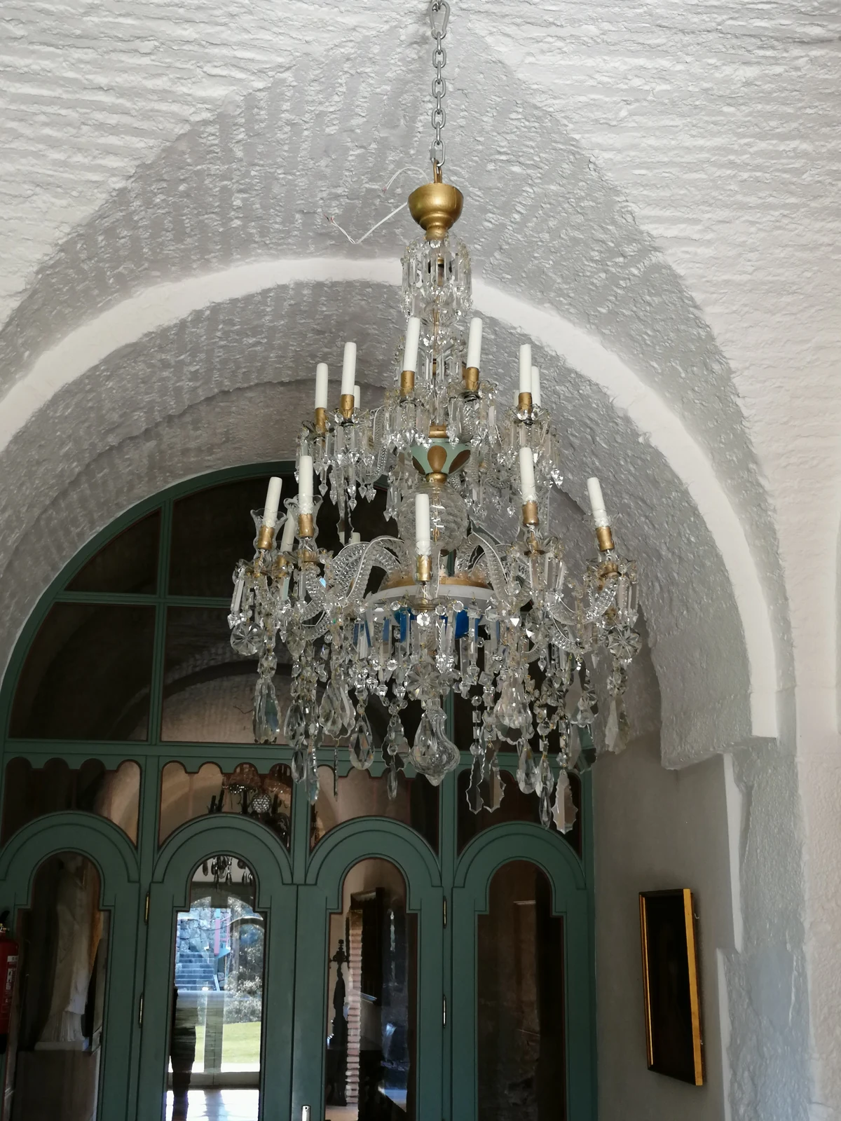 Lámpara de cristal restaurada e instalada en un espacio patrimonial