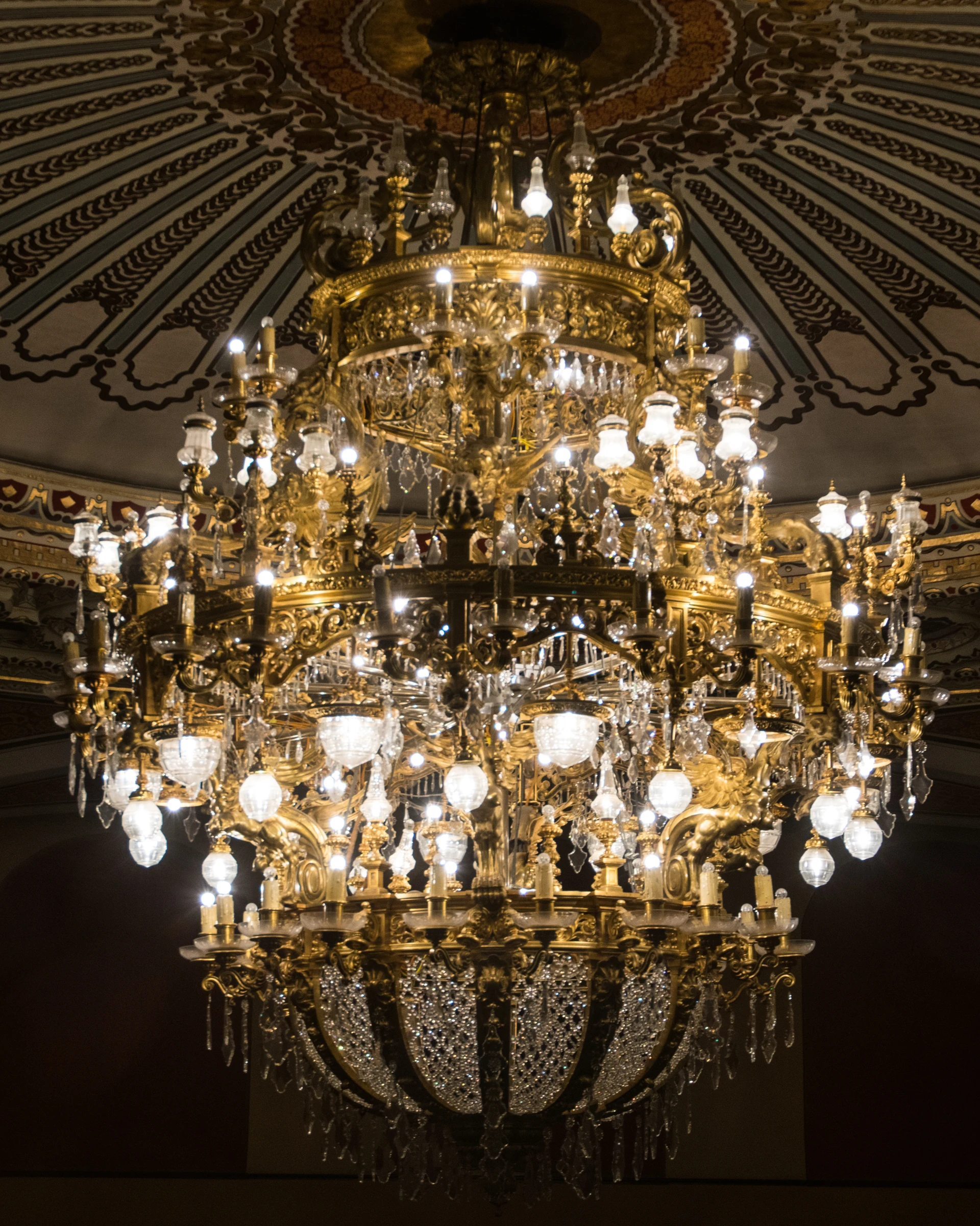 Lámpara colosal restaurada y colgada en el Teatro Lope de Vega de Sevilla